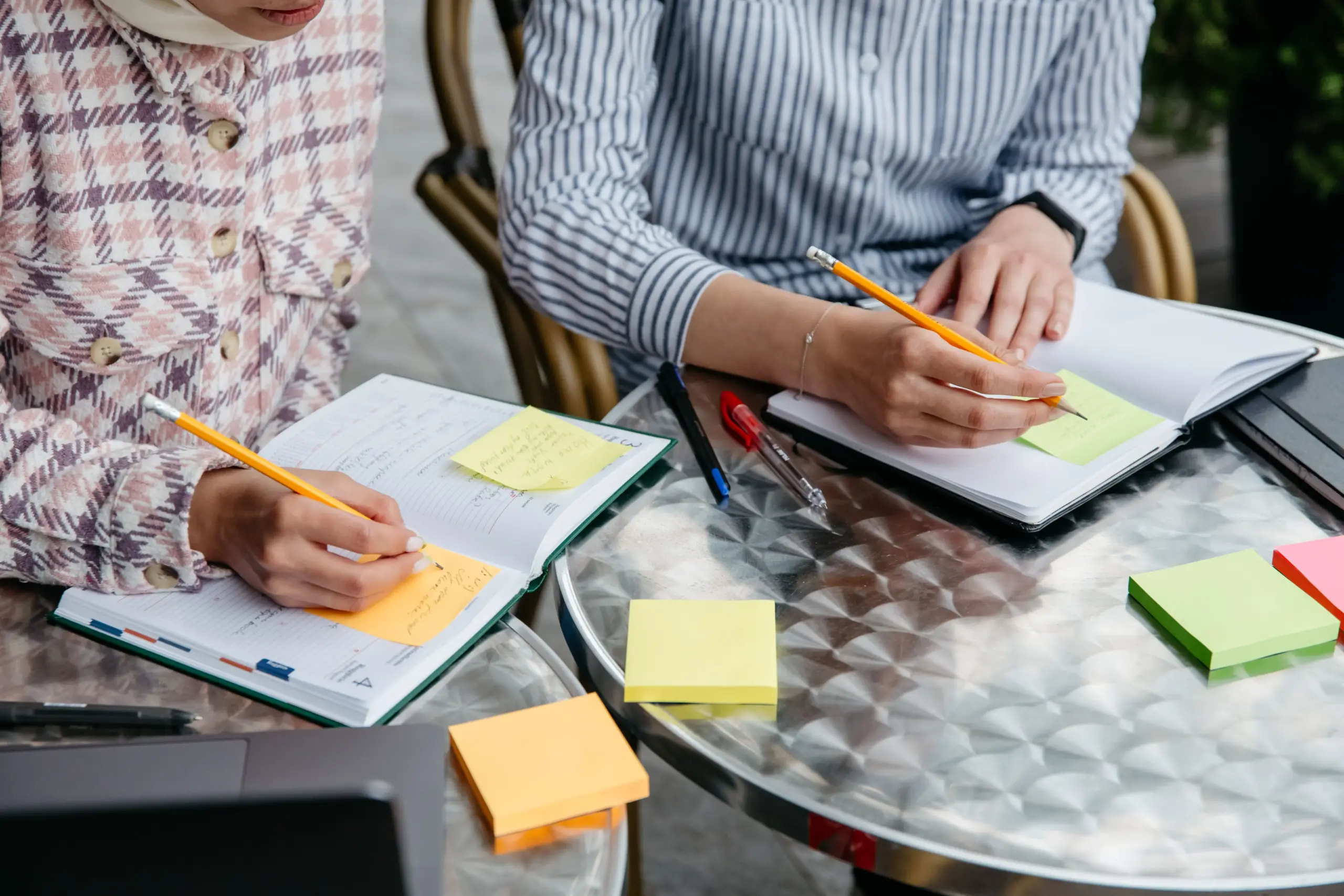 Two colleagues organizing tasks with a plan and sticky notes_2 Two colleagues organizing tasks with a plan and sticky notes 2 scaled